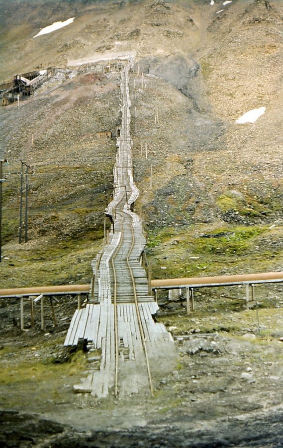 fot 3 zdeformowane przez osuwisko tory kolejki longyearbyen. fot jg
