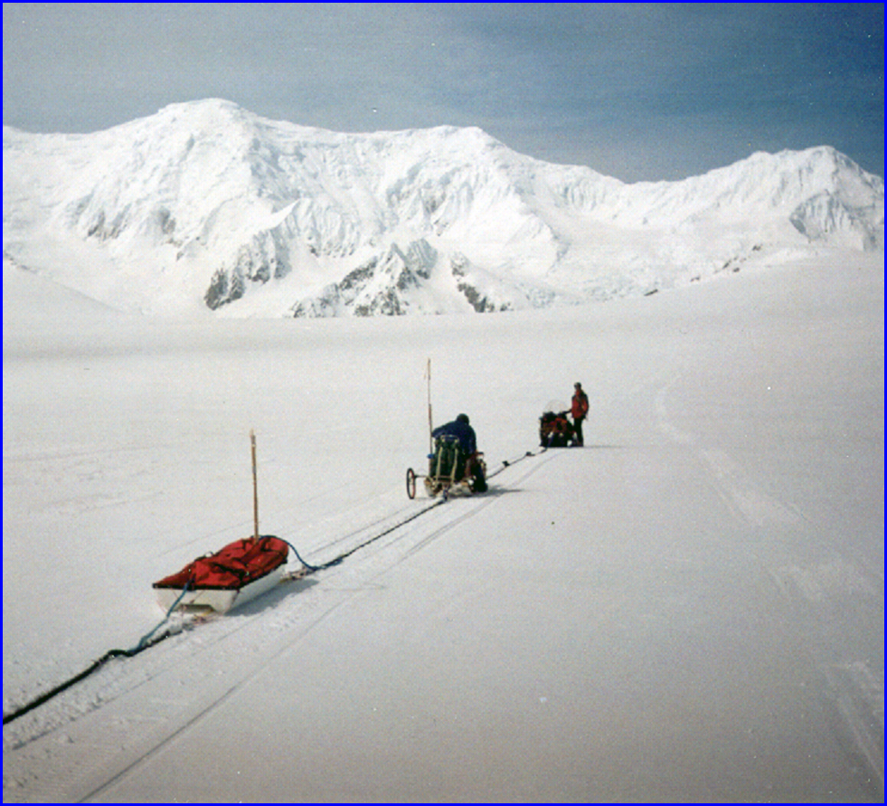 Podróż przez Amundsenisen w trakcie wykonywania profili radarowych